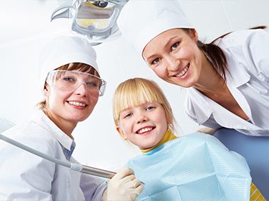 Dental Zapico - Avila niña con odontólogas