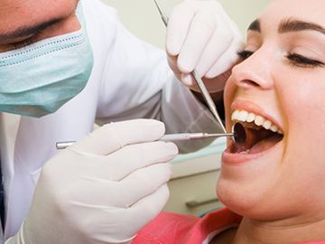 Dental Zapico - Avila odontólogo revisando a un a paciente