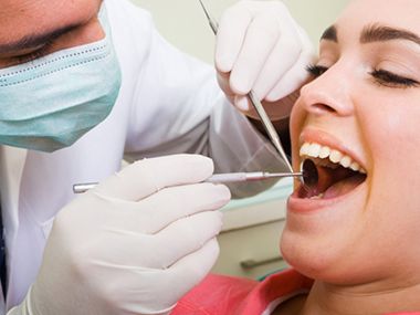 Dental Zapico - Avila odontólogo revisando a un a paciente